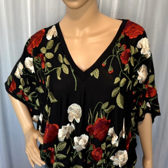 AKEMI + KIN Women’s V-Neck Embroidered Floral Oversized Top (Size XS/S) - Picture 2 of 15